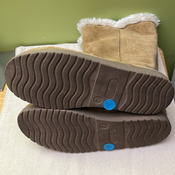 Genuine Suede Tan Boots With Faux Fur Lining-Size 7 - Picture 2 of 8